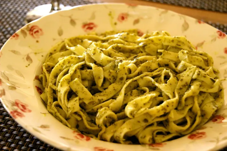 Rețetă de paste cu pesto de busuioc și rucola. Oricine le poate găti