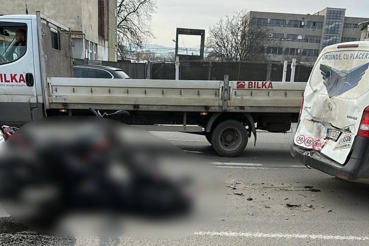 Accident grav pe strada Câmpina, din Cluj-Napoca! Un motociclist s-a lovit de o dubă ca de un zid - FOTO