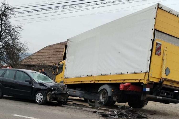 Accident în Cluj! O mașină și un camion s-au ciocnit pe un drum din localitatea Luna - FOTO