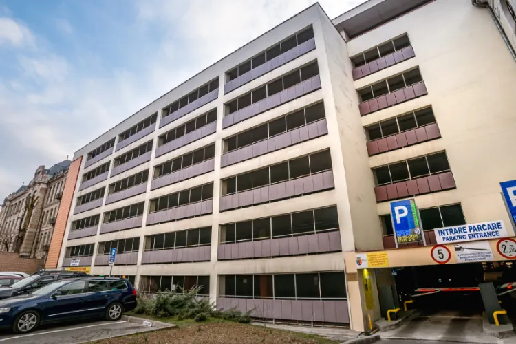 Mămicile din Cluj cer locuri speciale și în parkingul Primăriei: Nu e suficient spațiu să deschid larg portiera să pot da jos copilul din scaunul lui auto