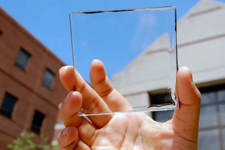 Invenția genială care ar putea aduce falimentul panourilor solare. Sticla care produce curent va schimba jocul