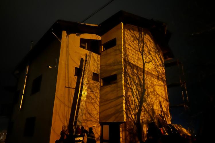 Incendiu la acoperișul unei case de pe strada Uliului din municipiul Cluj-Napoca - FOTO