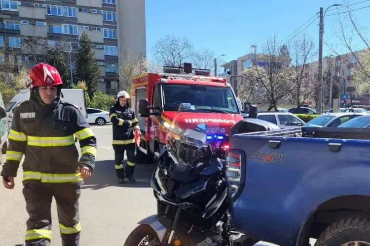 Accident pe o stradă din Cluj-Napoca! Un motociclist primește îngrijiri medicale de la echipajul SMURD