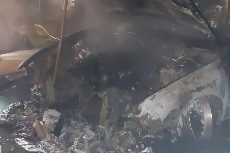 O mașină a ars ca o torță în localitatea Vlaha, Cluj! Incendiul a izbucnit în curtea unei case - FOTO