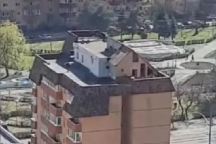 România, țara tuturor posibilităților! Un ardelean și-a făcut o vilă pe un bloc de 8 etaje - VIDEO