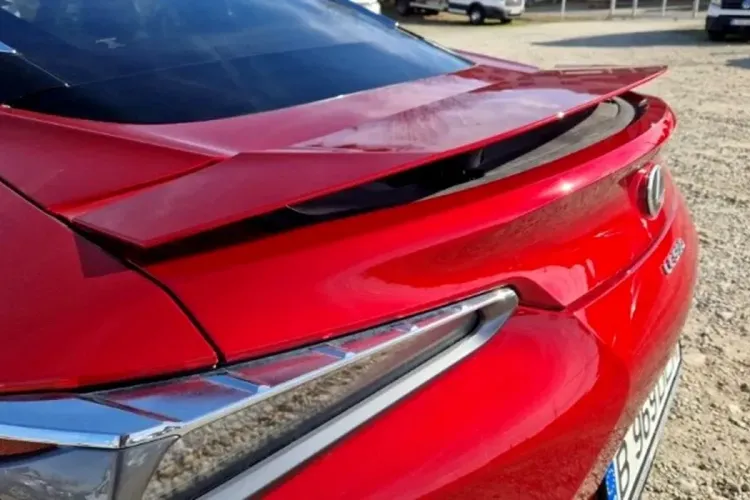 Un superb Lexus este vândut de Banca Transilvania după 13.000 de km. Are încă foliile la interior