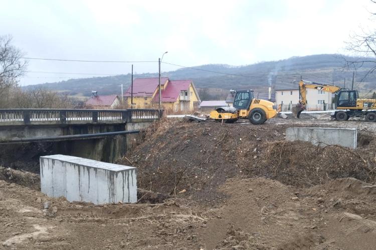 Vechiul pod situat pe drumul județean DJ 172F va fi demolat! Se construiește un pod provizoriu în localitatea Mica