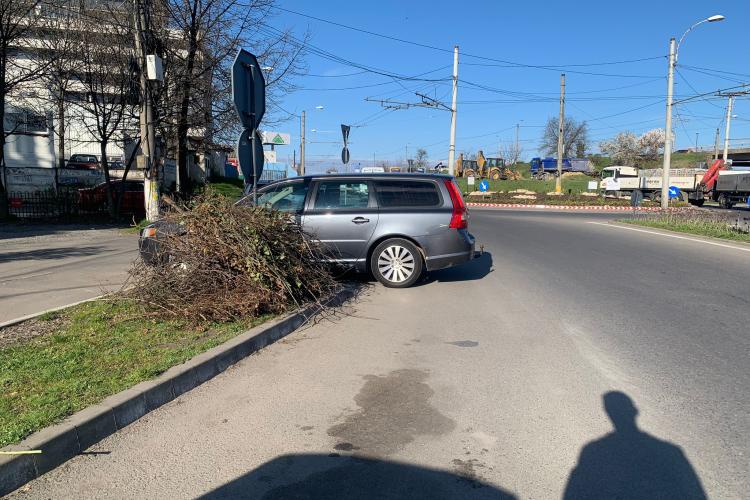 Atât s-a putut! Un clujean și-a parcat mașina pe jumătate în drum, blocând și trotuarul - VIDEO