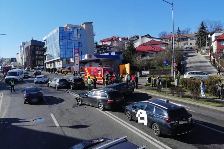 Cum s-a produs accidentul cu 5 mașini de pe Calea Turzii. O mașină a fost acroșată după care a urmat o tamponare în lanț