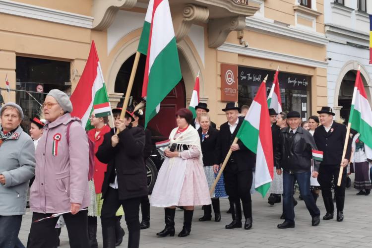 Marșul maghiarilor prin centrul Clujului a avut loc cu întârziere, fără respectarea programului - VIDEO