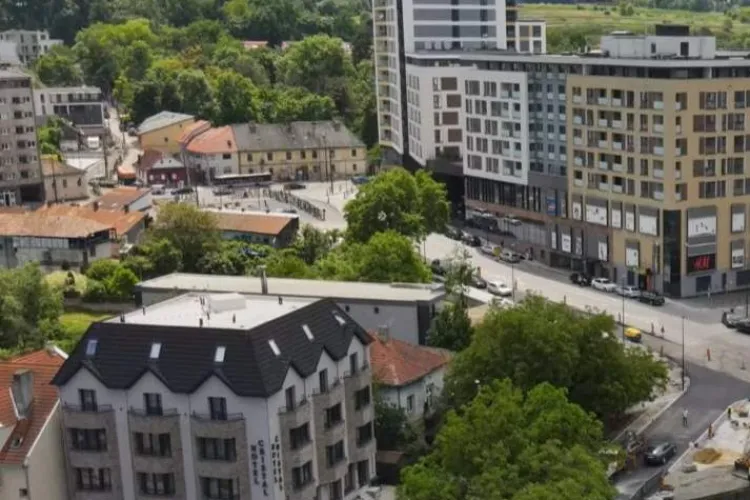 „Acolo de obicei stau șmecherașii și nesimțiții cărora le e lene să parcheze”. Probleme mari cu parcările neregulamentare în zona Mall-ului Platinia