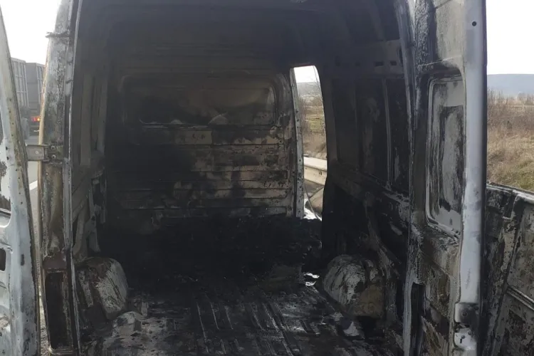 O autoutilitară a fost cuprinsă de flăcări pe Autostrada Transilvania. Focul ar fi pornit de la o defecțiune la instalația electrică