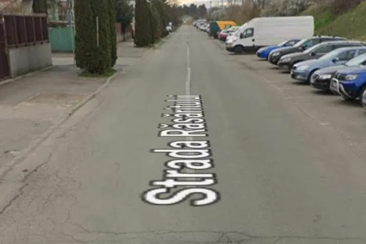 Pe strada Răsăritului din Cluj-Napoca sunt două șanțuri care le dau bătăi de cap șoferilor de luni de zile: „Se simt foarte tare și la 40 km/h!”