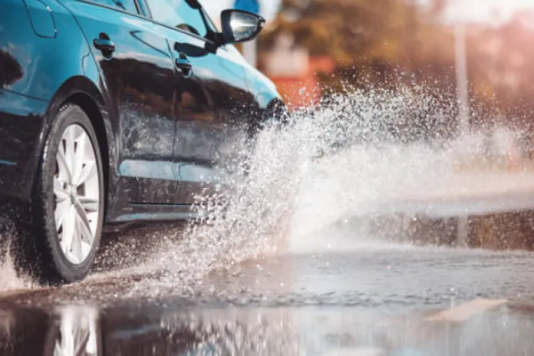 Gest de bun simț din partea unui șofer care a stropit o femeie cu mașina în Cluj-Napoca: Cinste părinților tăi care te-au educat!