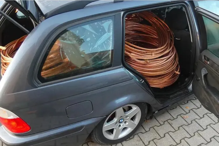 O familie de hoți a fost reținută când fura cablu din cupru de pe linia de cale ferată dintre Huedin și Poieni