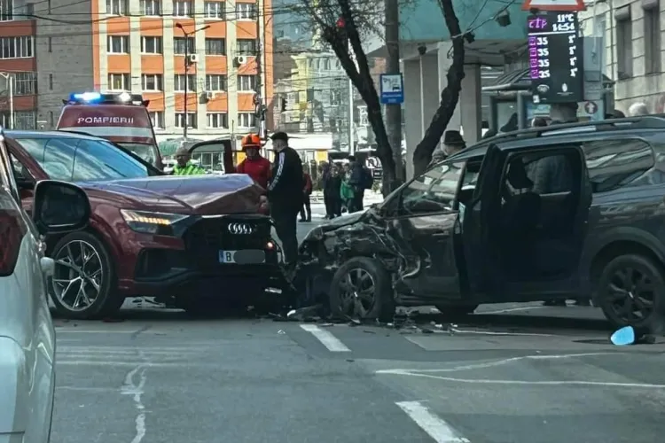 Accident grav în Piața Mihai Viteazul. Două mașini s-au făcut praf - FOTO