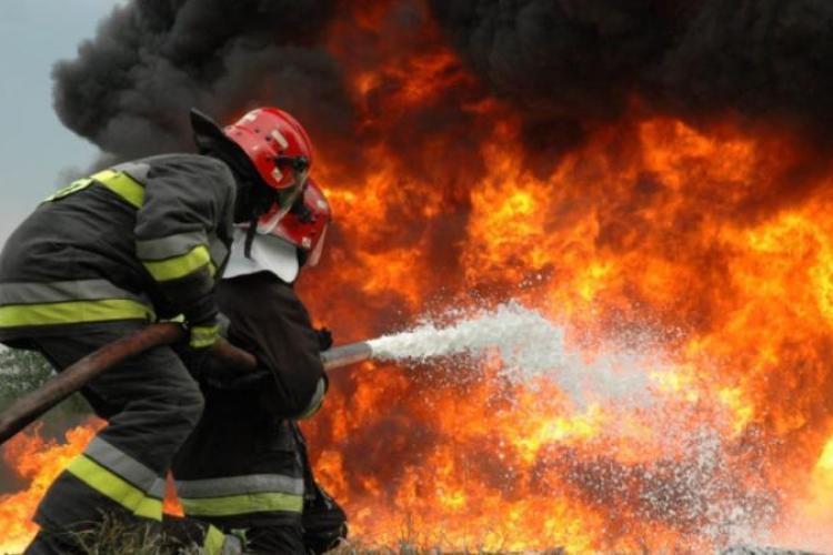 Incendiu violent la o casă din localitatea Cuzdrioara, Cluj! Pompierii s-au luptat cu flăcările timp de șase ore