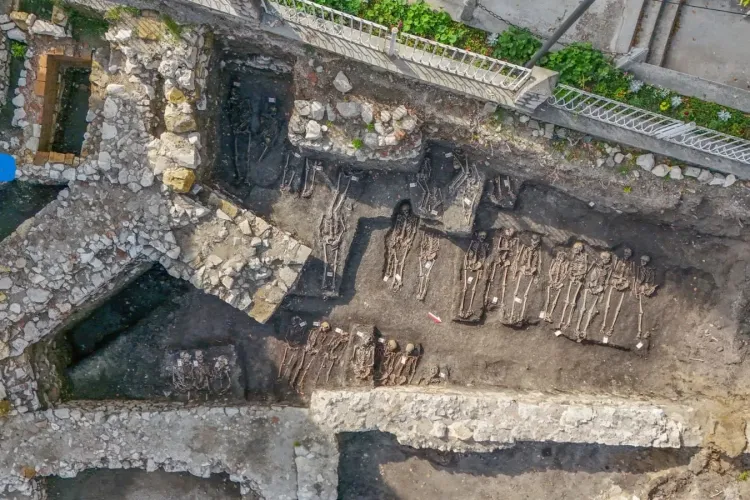 Tezaur extrem de valoros descoperit în centrul orașului Turda. Monedele au fost bătute în Regatul Ungariei - FOTO