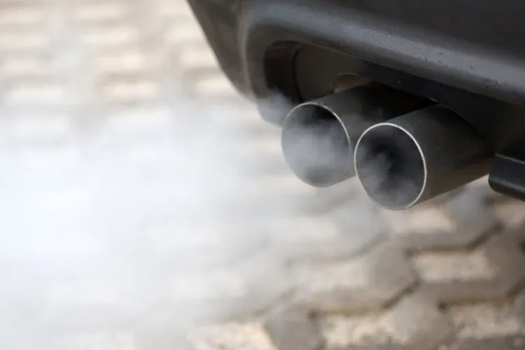 Legea care interzice staționarea cu motorul pornit în orașe a trecut tacit de Senat