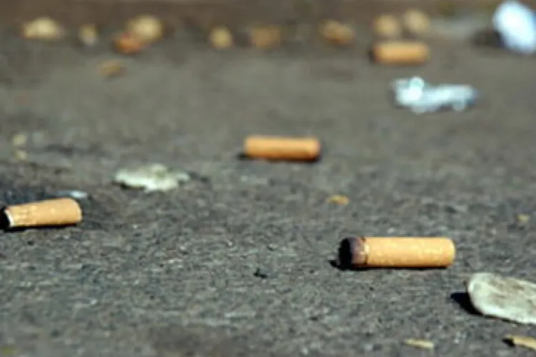 „Să-și amenajeze un coș de gunoi, dacă tot au acest viciu”. Angajații unui magazin din centrul Clujului, reclamați că aruncă chiștoace în stradă