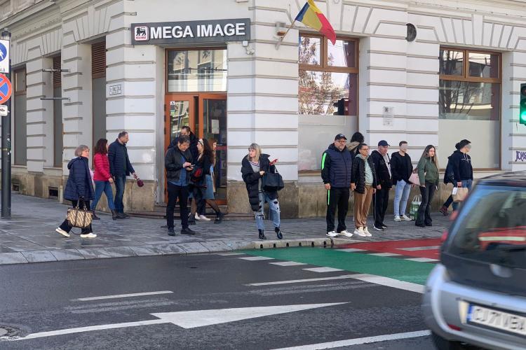 Bătaie de joc la Mega Image Cluj, cu sistemul garanție returnare! Tineri trimiși la plimbare cu sticle și pet -uri  - FOTO