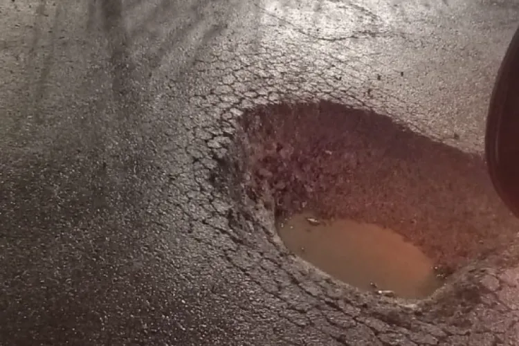 ”Se sapă la metrou/Ăla e noul ștrand din Cluj?” - Clujenii fac haz de necaz după ce un crater uriaș s-a format într-o zonă foarte circulată