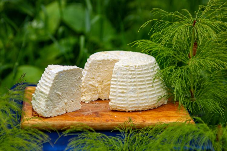 Diferența dintre o brânză naturală și una care conține chimicale. Un producător ardelean explică: „Ne punem semne de întrebare”