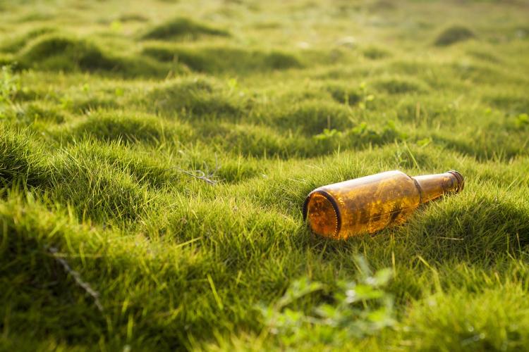 ,,Dacă-i urechez eu nu iese bine”- Clujenii, exasperați de grupurile de adolescenți care beau, fumează și lasă gunoaie în spațiile verzi din Cluj-Napoca 
