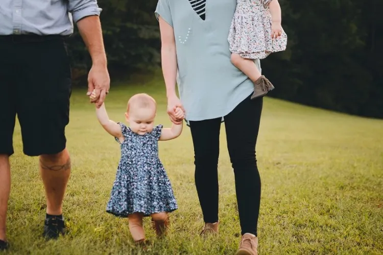 Cât costă să crești un copil născut în 2024. Costul pentru 18 ani se ridică la o avere