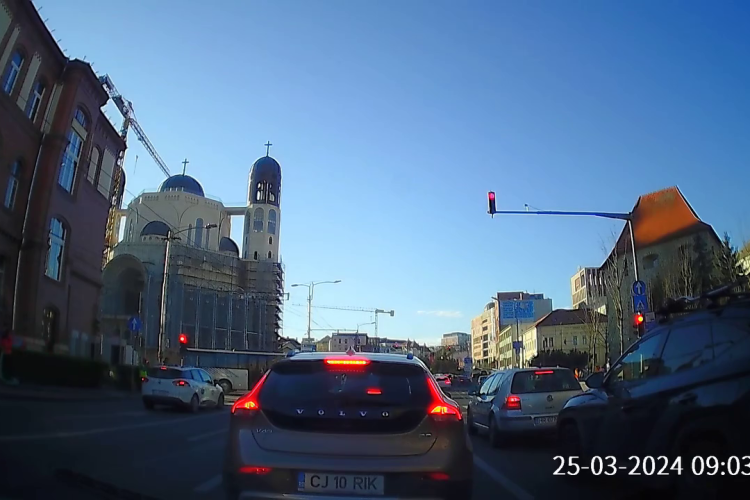 Elev pe trotinetă, lovit de o mașină în centrul Clujului, când traversa pe roșu - VIDEO