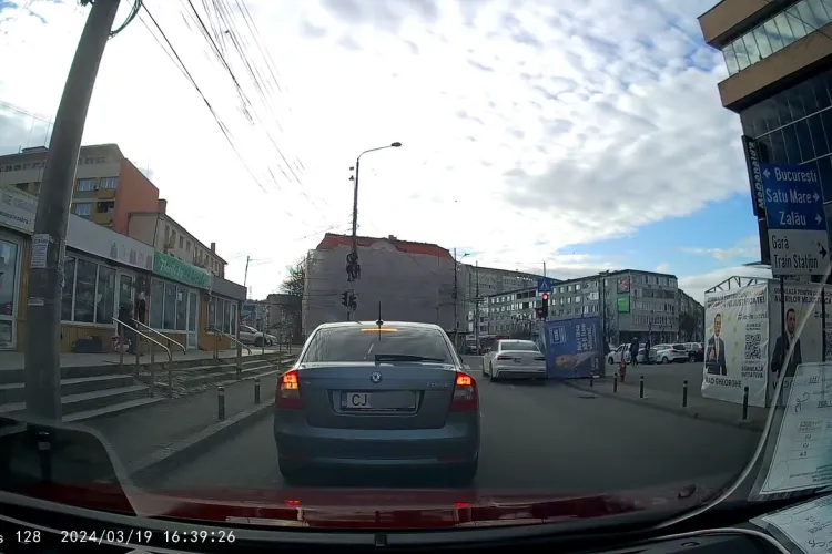 Un panou cu Drulă, șeful USR, a căzut peste mașina unui clujean. Reacția partidului i-a iritat pe șoferi: „Mi-e scârbă de voi” - VIDEO