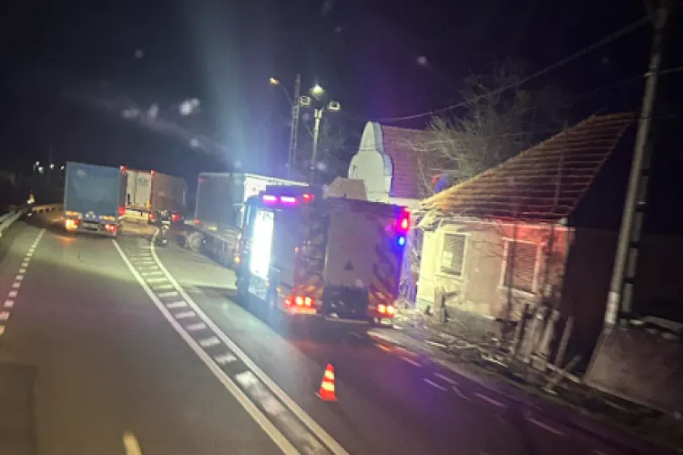 Un TIR a ieșit de pe carosabil, în localitatea Bucea. Șoferul a ajuns la spital 
