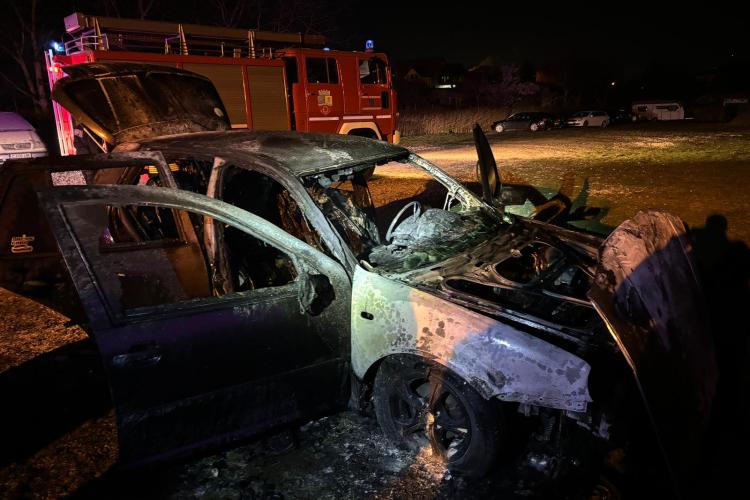 O mașină a luat foc în Câmpia Turzii, sâmbătă seara - FOTO