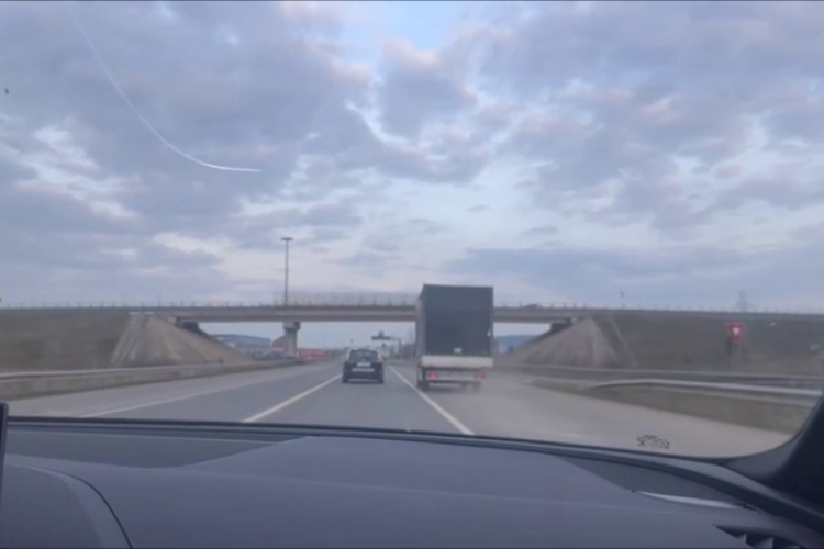 Șofer de camion kamikaze pe drumul Huedin - Cluj! Trei depășiri pentru care ar trebui să predea singur carnetul - VIDEO
