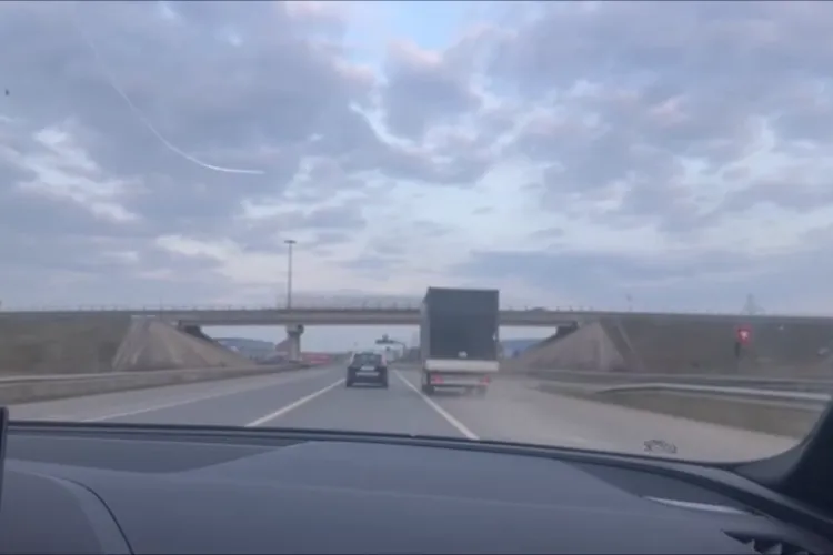 Șofer de camion kamikaze pe drumul Huedin - Cluj! Trei depășiri pentru care ar trebui să predea singur carnetul - VIDEO
