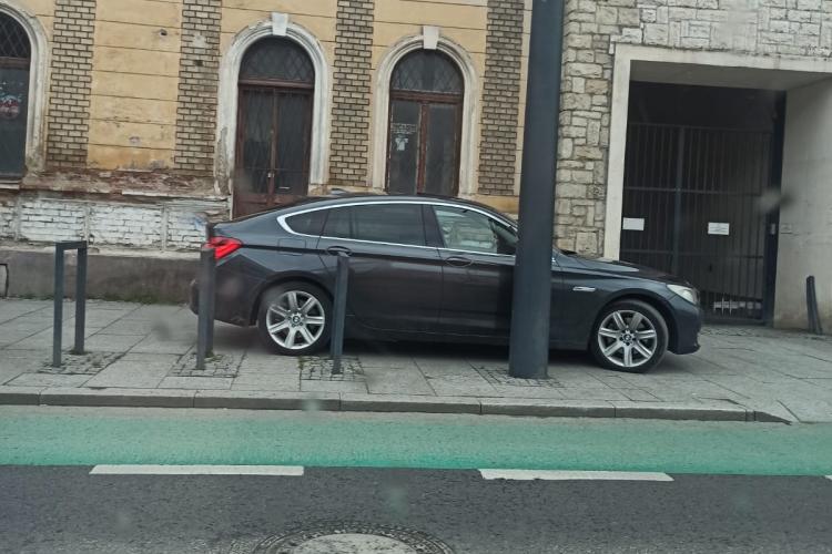 Cocalar cu BMW la Cluj! De ce a parcat în spatele stâlpului? - FOTO