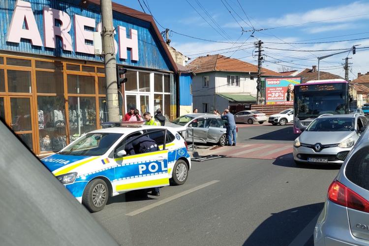 Accident pe strada București! Un șofer a ajuns pe trotuar - FOTO