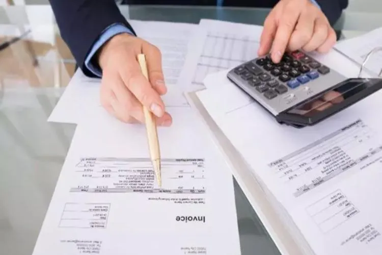 Din ce dată vor fi amendați cei care nu transmit facturile prin e-Factura. Ministerul Finanțelor vrea să extindă perioada în care nu se aplică sancțiuni