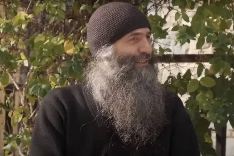 Ce greșeli nu trebuie să faci în Postul Paștelui! Părintele Pimen Vlad: ”După postul de mâncare e postul limbii”