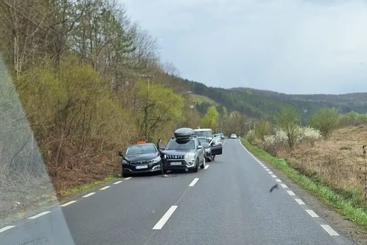 Accident cu trei mașini pe drumul Sfântul Ioan.  A fost implicată și o mașină de școală de șoferi