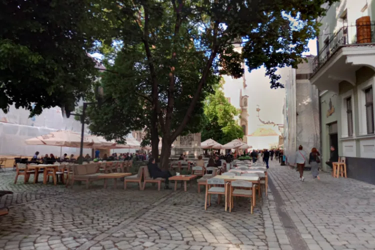 ,,A început nebunia nocturnă”- Clujenii care locuiesc în centrul orașului, disperați de muzica puternică de la terasele din Piața Muzeului