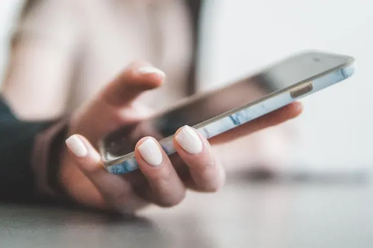 Infractorii exploatează o nouă escrocherie, prin telefon! Metoda „Mă auziți?” face ravagii/Motivul pentru care nu este bine să răspundem cu „DA”