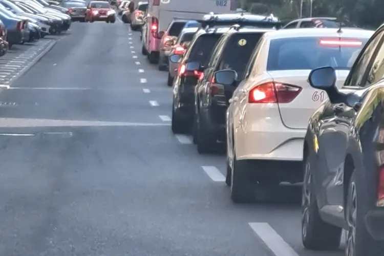 ”Mai mergeți și cu metroul nu tot cu mașinile” - Bară la bară pe strada Mehedinți spre strada Câmpului - FOTO