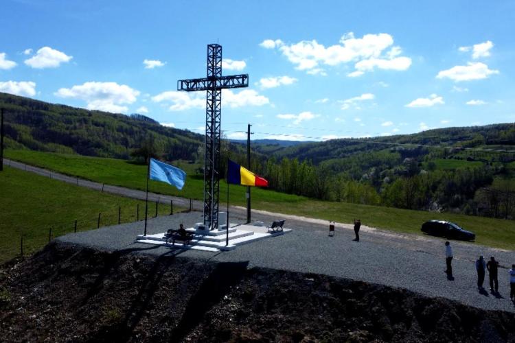 O cruce gigant a apărut lângă un drum din Cluj. A fost realizată din 3 tone de aluminiu și costă peste 100.000 de lei