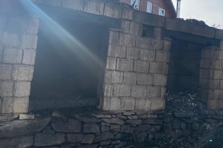 Incendiu într-o comună clujeană! Focul ar fi pornit de la o sobă metalică - FOTO 