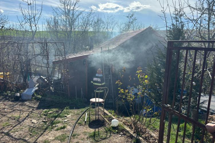 Incendiu într-o comună din Cluj! Acoperișul unei case a fost cuprins de flăcări