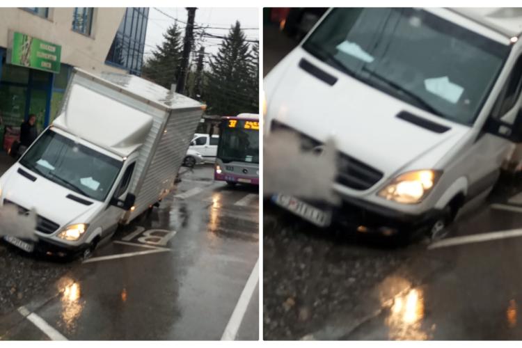 Camion ”scufundat” pe o stradă din Cluj-Napoca: ”S-a înmuiat asfaltul” - FOTO