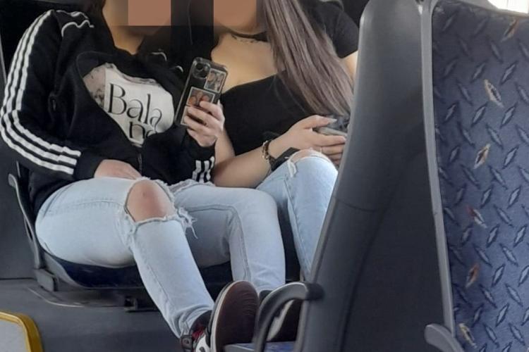 Tinere surprinse cu picioarele pe scaun într-un autobuz din Cluj-Napoca: ,,Nu au un pic de bun simț”