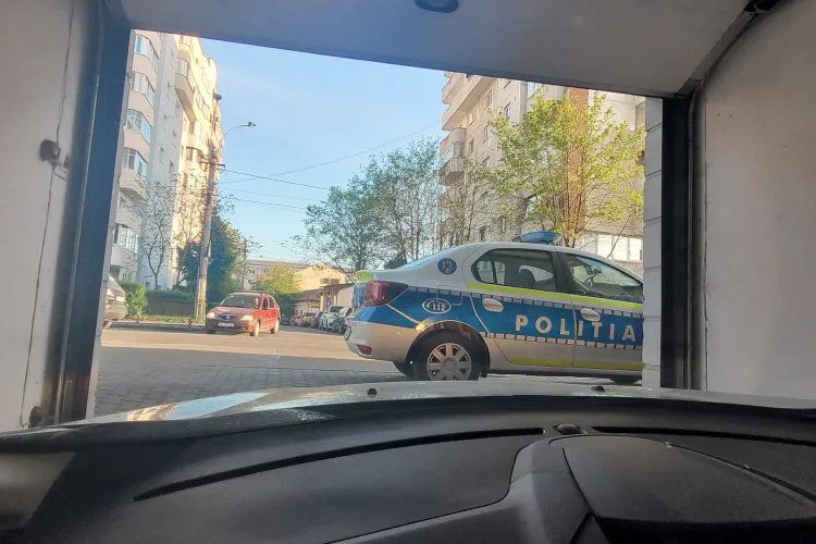 Mașină de poliție, parcată pe trotuar, pe o stradă din Cluj. I-au blocat unui șofer ieșirea din garaj: „Vrei să ieși din garaj și…hopa” - FOTO