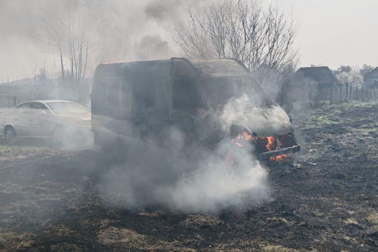 Cluj: O autoutilitară a luat foc în Bologa. Intervin pompierii clujeni - FOTO